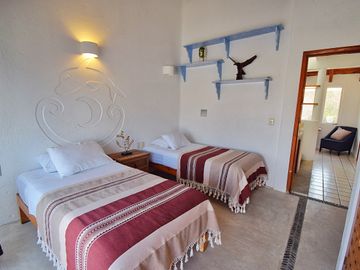 Pintoresca Casa en Venta Frente al Mar con Acceso a la Playa - Huatulco