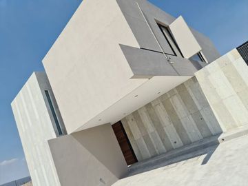 Espectacular Residencia de Autor en Lomas del Campanario, 4 Recamaras, 4.5 Baños