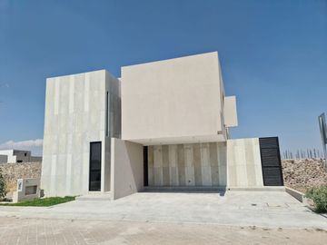 Espectacular Residencia de Autor en Lomas del Campanario, 4 Recamaras, 4.5 Baños