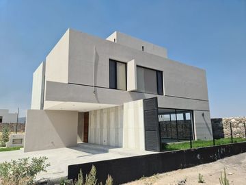 Espectacular Residencia de Autor en Lomas del Campanario, 4 Recamaras, 4.5 Baños