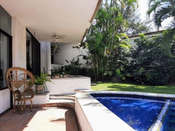CASA con alberca en  BRISAS al SUR DE CUERNAVACA, Club de Tennis