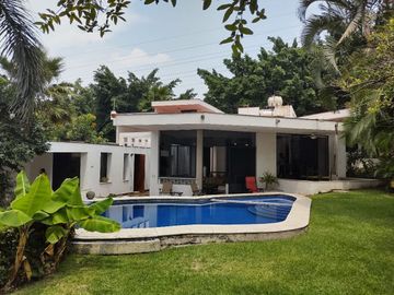 CASA con alberca en  BRISAS al SUR DE CUERNAVACA, Club de Tennis