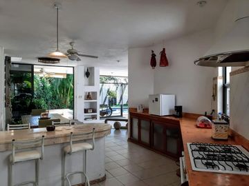 CASA con alberca en  BRISAS al SUR DE CUERNAVACA, Club de Tennis