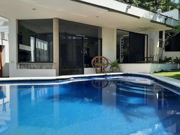 CASA con alberca en  BRISAS al SUR DE CUERNAVACA, Club de Tennis