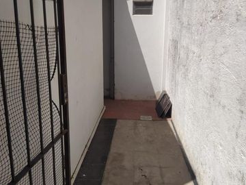 Vendo terreno 10 x 20m. Con vivienda en Merlo