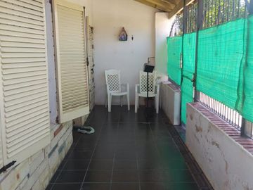 Vendo terreno 10 x 20m. Con vivienda en Merlo