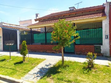 Vendo terreno 10 x 20m. Con vivienda en Merlo
