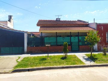 Vendo terreno 10 x 20m. Con vivienda en Merlo
