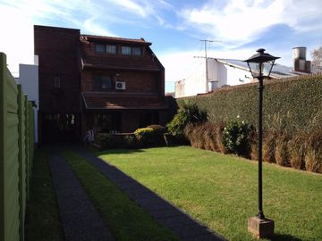 Imperdible Casa en dos plantas de 4 ambientes- OLIVOS