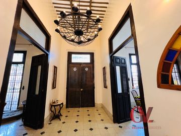 “CASONA LIMON” ESTILO COLONIAL, GRAN  TERRENO Y ESPACIOS