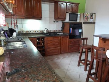ITUZAINGO NORTE CASA EN PLANTA ALTA CON DOS LOCALES