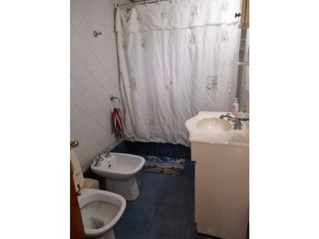 ITUZAINGO NORTE CASA EN PLANTA ALTA CON DOS LOCALES