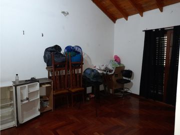 ITUZAINGO NORTE CASA EN PLANTA ALTA CON DOS LOCALES