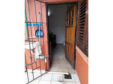 ITUZAINGO NORTE CASA EN PLANTA ALTA CON DOS LOCALES