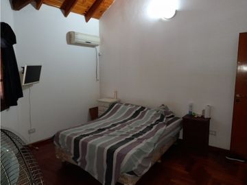 ITUZAINGO NORTE CASA EN PLANTA ALTA CON DOS LOCALES