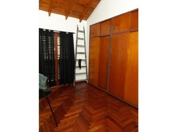 ITUZAINGO NORTE CASA EN PLANTA ALTA CON DOS LOCALES
