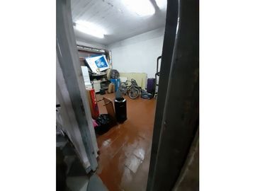 ITUZAINGO NORTE CASA EN PLANTA ALTA CON DOS LOCALES