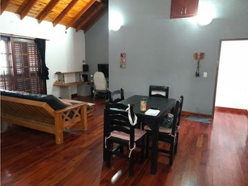 ITUZAINGO NORTE CASA EN PLANTA ALTA CON DOS LOCALES