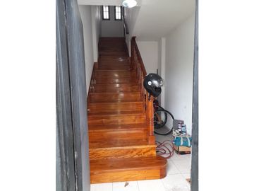 ITUZAINGO NORTE CASA EN PLANTA ALTA CON DOS LOCALES