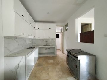 Town House di Jeruk Purut dg Kolam Renang dan Taman & Semi Furnished HSE-A0480