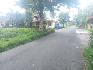 Tanah Mangku Jalan di Barat Jakal