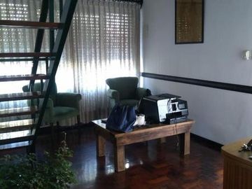 CHALET 4 AMB. CON HERMOSO  PARQUE, EXCELENTE UBICACION