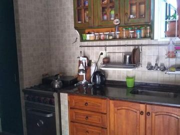 CHALET 4 AMB. CON HERMOSO  PARQUE, EXCELENTE UBICACION