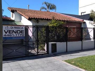 CHALET 4 AMB. CON HERMOSO  PARQUE, EXCELENTE UBICACION