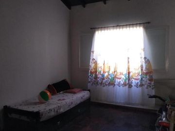 CHALET 4 AMB. CON HERMOSO  PARQUE, EXCELENTE UBICACION