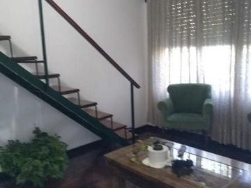 CHALET 4 AMB. CON HERMOSO  PARQUE, EXCELENTE UBICACION