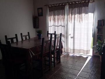 CHALET 4 AMB. CON HERMOSO  PARQUE, EXCELENTE UBICACION