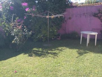 CHALET 4 AMB. CON HERMOSO  PARQUE, EXCELENTE UBICACION