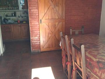 CHALET 4 AMB. CON HERMOSO  PARQUE, EXCELENTE UBICACION