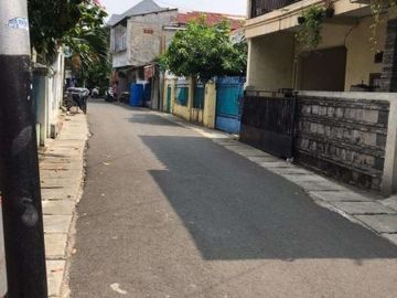 Rumah Hoek, Tinggal Jalan Kaki ke Meruya Ilir Raya