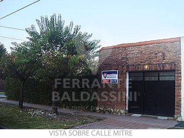 BURZACO CENTRO : HERMOSA CASA sobre 2 lotes en magnifica esquina- Mitre y Alem - Muy lindos detalles - Jardín de invierno y parque