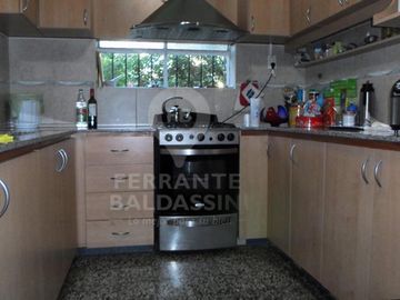 BURZACO CENTRO : HERMOSA CASA sobre 2 lotes en magnifica esquina- Mitre y Alem - Muy lindos detalles - Jardín de invierno y parque