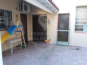 BURZACO CENTRO : HERMOSA CASA sobre 2 lotes en magnifica esquina- Mitre y Alem - Muy lindos detalles - Jardín de invierno y parque