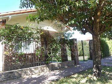 BURZACO CENTRO : HERMOSA CASA sobre 2 lotes en magnifica esquina- Mitre y Alem - Muy lindos detalles - Jardín de invierno y parque