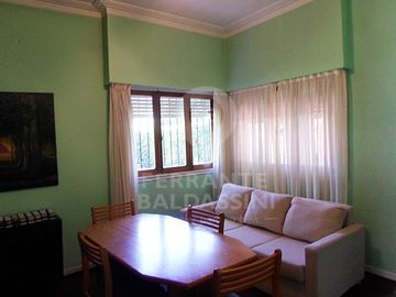 BURZACO CENTRO : HERMOSA CASA sobre 2 lotes en magnifica esquina- Mitre y Alem - Muy lindos detalles - Jardín de invierno y parque