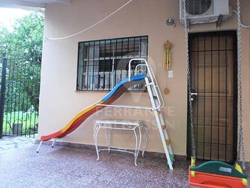 BURZACO CENTRO : HERMOSA CASA sobre 2 lotes en magnifica esquina- Mitre y Alem - Muy lindos detalles - Jardín de invierno y parque