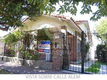 BURZACO CENTRO : HERMOSA CASA sobre 2 lotes en magnifica esquina- Mitre y Alem - Muy lindos detalles - Jardín de invierno y parque