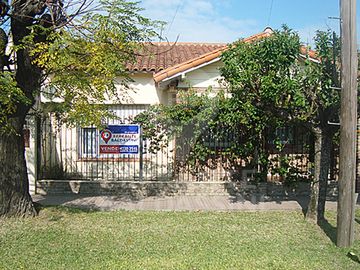 BURZACO CENTRO : HERMOSA CASA sobre 2 lotes en magnifica esquina- Mitre y Alem - Muy lindos detalles - Jardín de invierno y parque