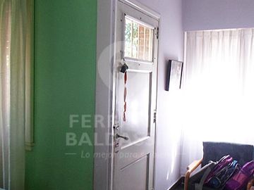 BURZACO CENTRO : HERMOSA CASA sobre 2 lotes en magnifica esquina- Mitre y Alem - Muy lindos detalles - Jardín de invierno y parque