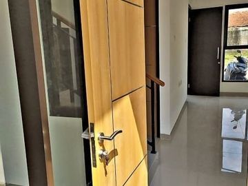 rumah mewah 2 lantai 700 meter dari tiptop ciputat tangerang selatan