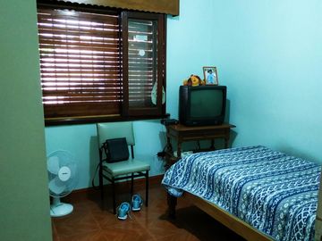 CASA TRES AMBIENTES CON COCHERA Y FONDO LIBRE A METROS DE AV 25 DE MAYO