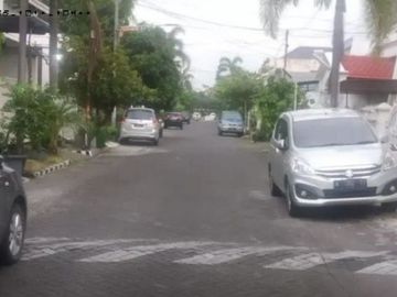 Rumah di Barata Jaya, Strategis, Hadap Barat