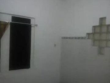 Rumah di Barata Jaya, Strategis, Hadap Barat
