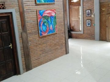 Rumah joglo asri siap huni dengan tanah luas di area Jogja utara