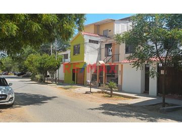 ¡Oportunidad única de inversión y calidad de vida! Adquiere esta amplia y bien ubicada casa en la Urbanización Residencial Lagunas del Chipe, una de l