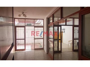 ¡Oportunidad única de inversión y calidad de vida! Adquiere esta amplia y bien ubicada casa en la Urbanización Residencial Lagunas del Chipe, una de l